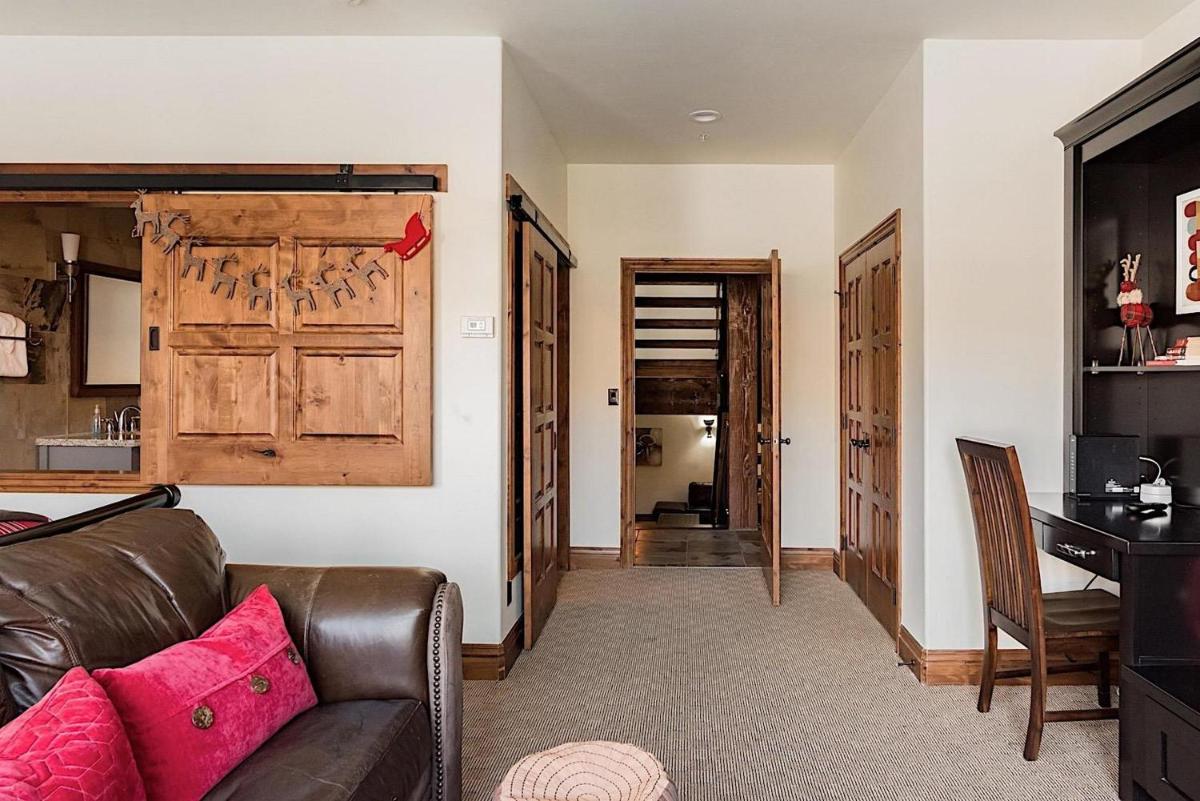 Popular attractions Area Nearby Property